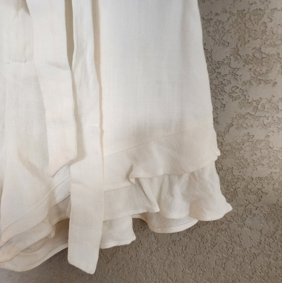 Lush size Small ruffled bottom shorts - Picture 5 of 8